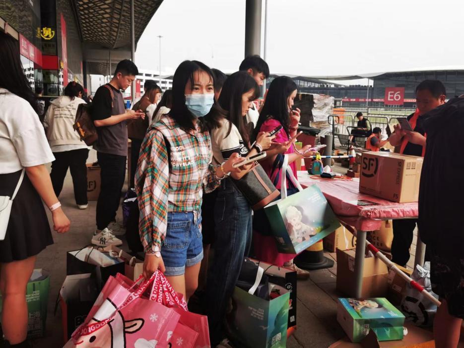 凌晨4点排长队，豪掷万元买心头好……潮玩何以迷住年轻人？
