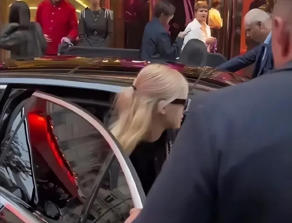 Lisa疯马秀成笑话，高呼艺术却搞特殊，疑似丢掉中国粉丝花束
