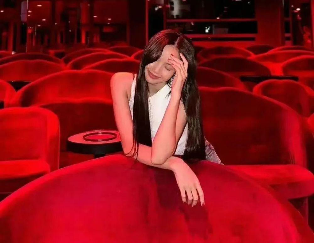 Lisa疯马秀成笑话，高呼艺术却搞特殊，疑似丢掉中国粉丝花束