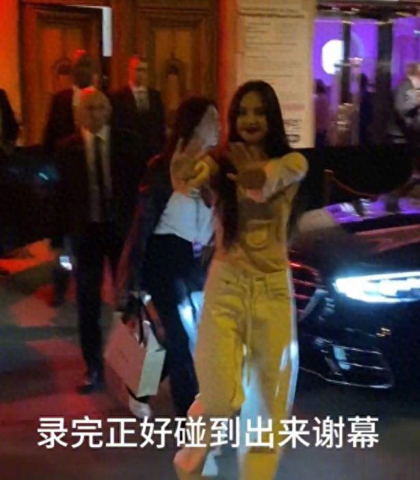 Lisa疯马秀演出造型曝光，现场跳脱衣舞太辣眼，只穿丁字裤和内衣