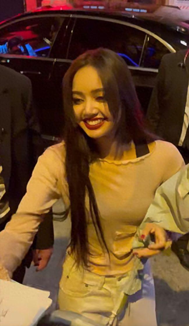 Lisa疯马秀演出造型曝光，现场跳脱衣舞太辣眼，只穿丁字裤和内衣
