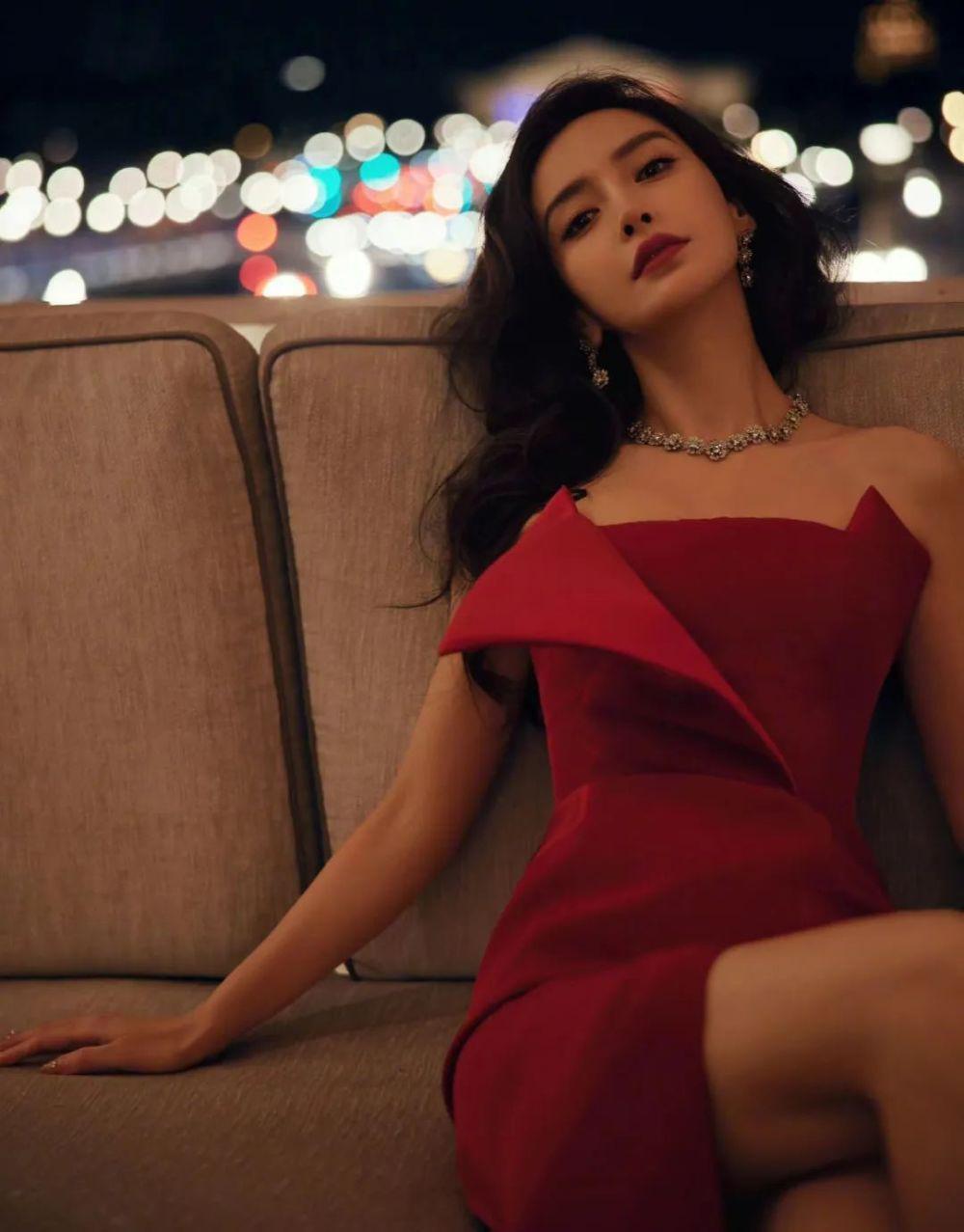 太尴尬!Baby出征巴黎时装周却没外媒关注,待遇还不如95花