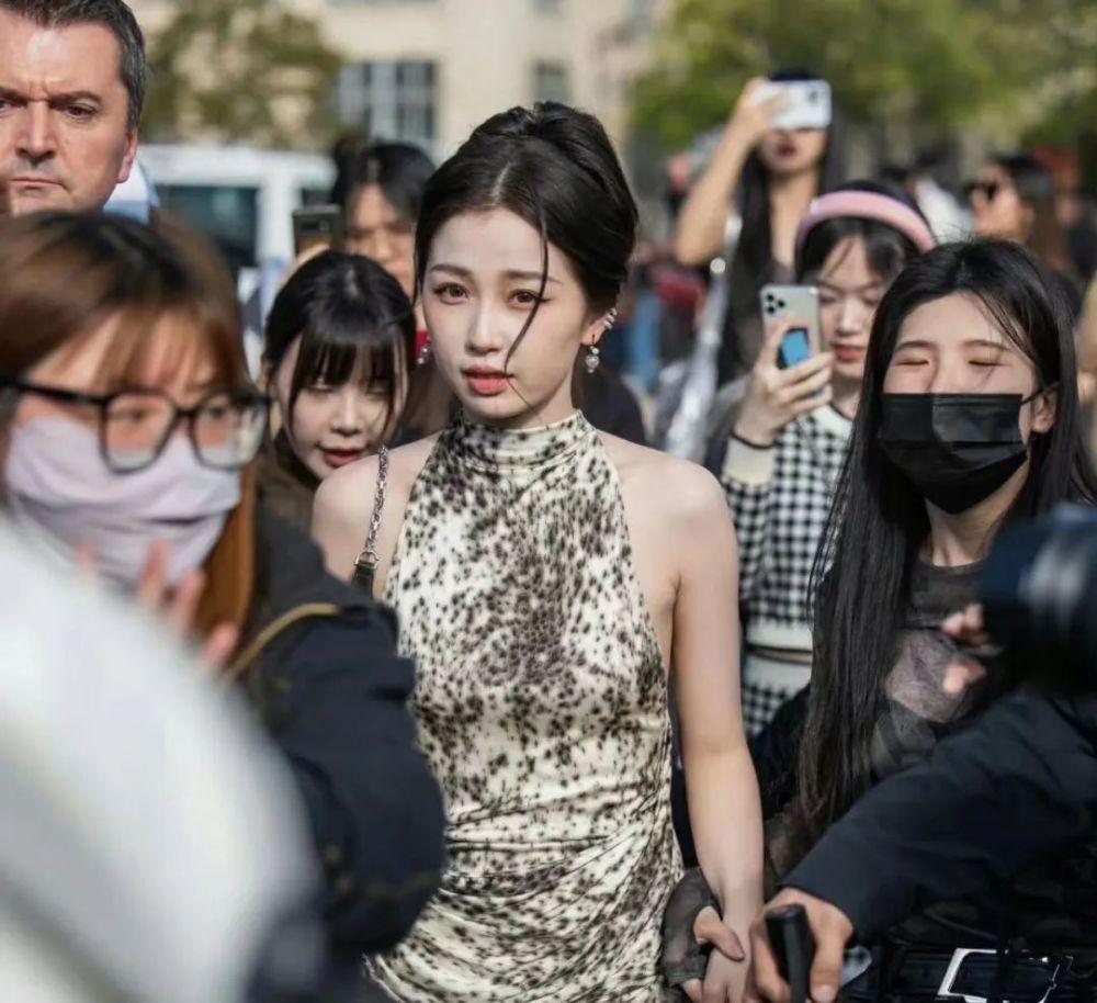 太尴尬!Baby出征巴黎时装周却没外媒关注,待遇还不如95花