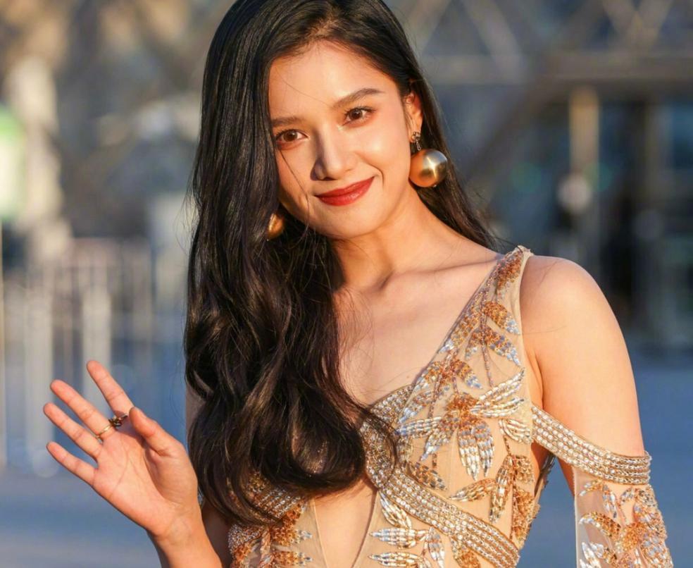 太尴尬!Baby出征巴黎时装周却没外媒关注,待遇还不如95花