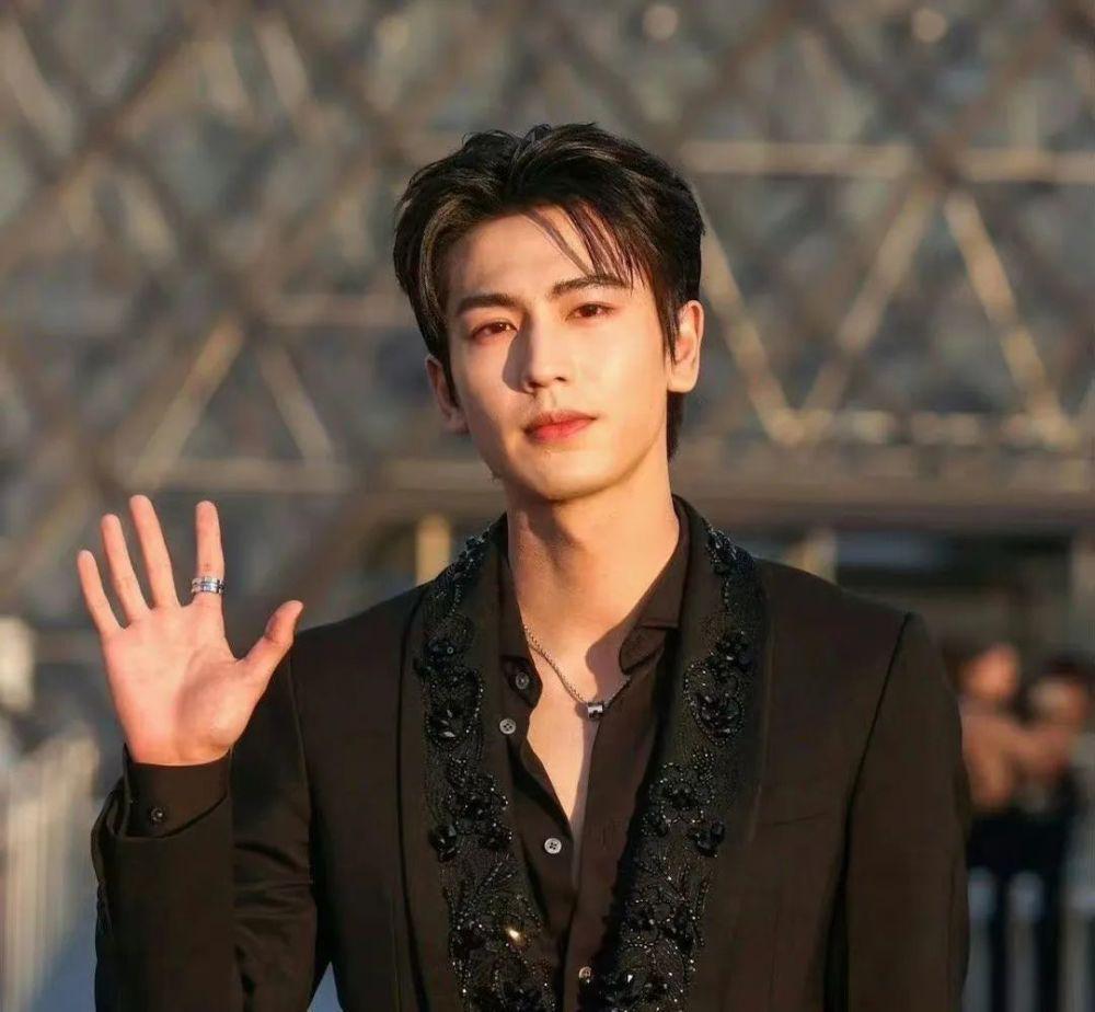 太尴尬!Baby出征巴黎时装周却没外媒关注,待遇还不如95花