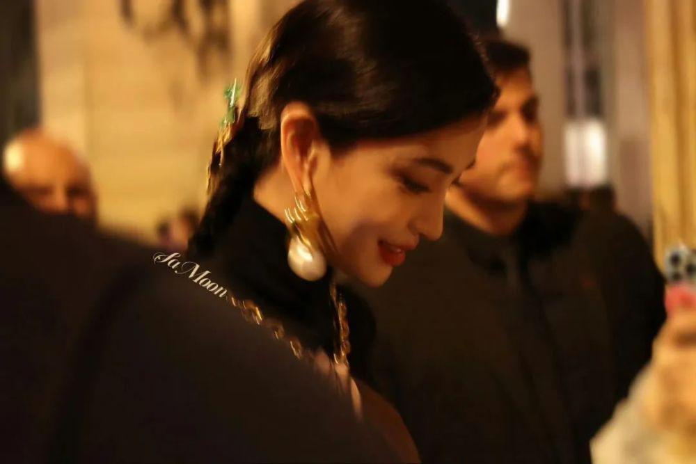 太尴尬!Baby出征巴黎时装周却没外媒关注,待遇还不如95花