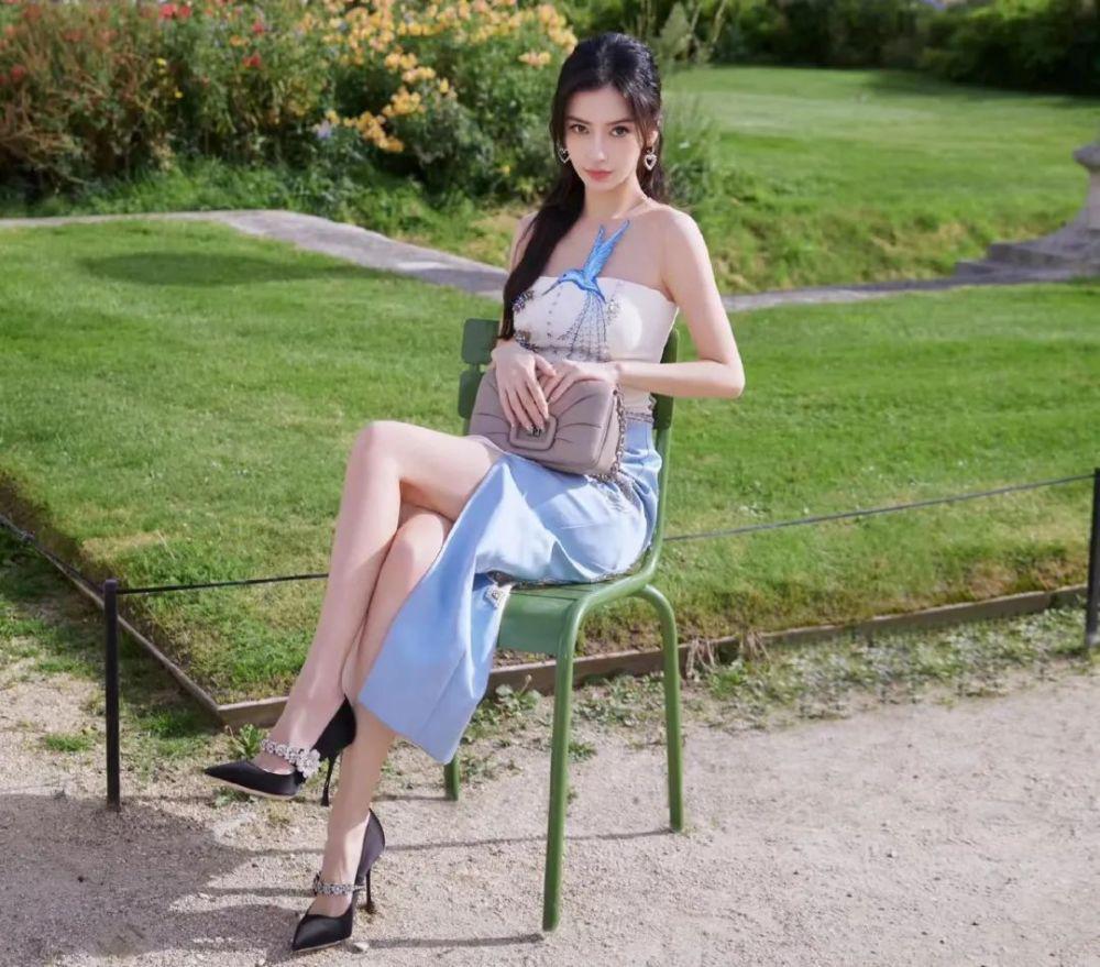 太尴尬!Baby出征巴黎时装周却没外媒关注,待遇还不如95花