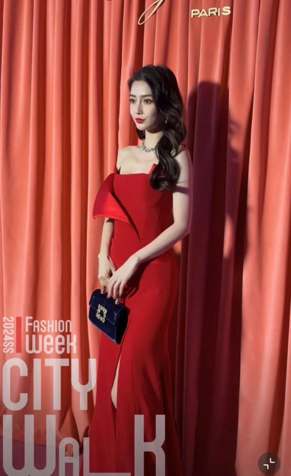 太尴尬!Baby出征巴黎时装周却没外媒关注,待遇还不如95花