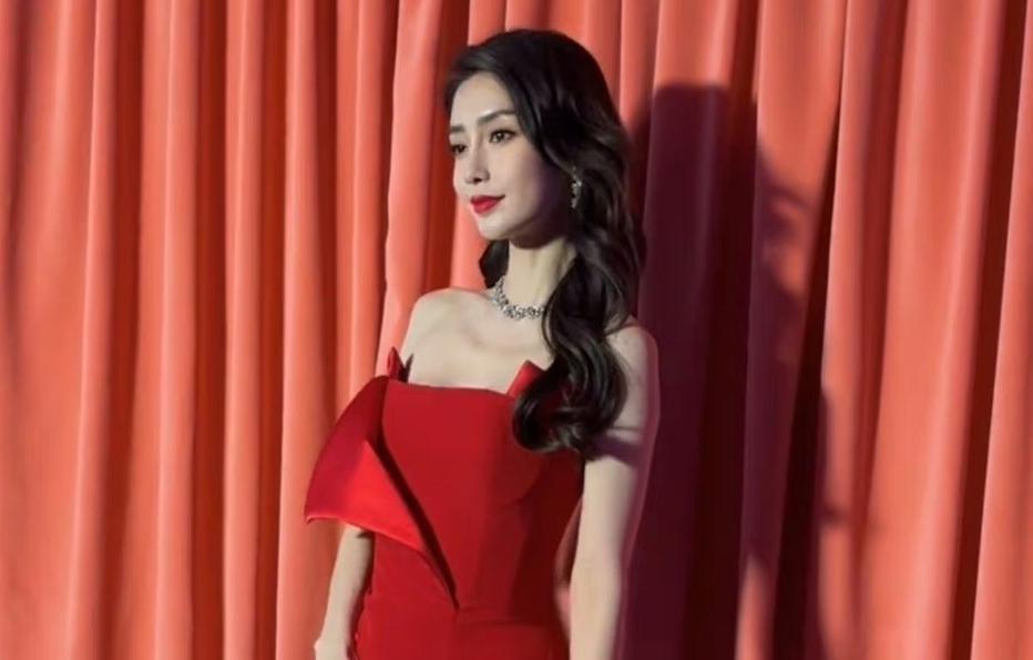 太尴尬!Baby出征巴黎时装周却没外媒关注,待遇还不如95花