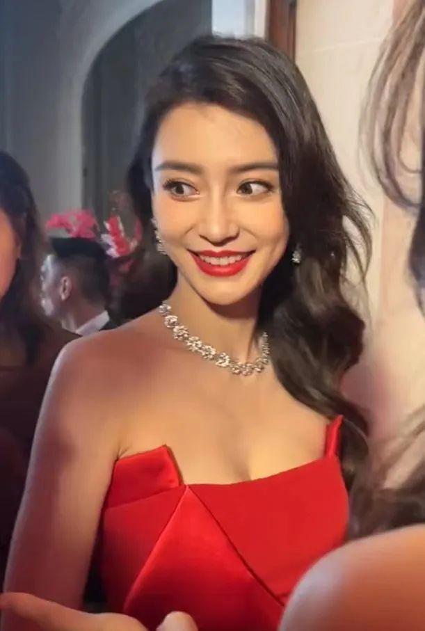 太尴尬!Baby出征巴黎时装周却没外媒关注,待遇还不如95花