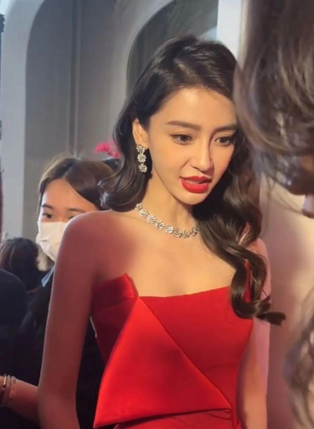 太尴尬!Baby出征巴黎时装周却没外媒关注,待遇还不如95花