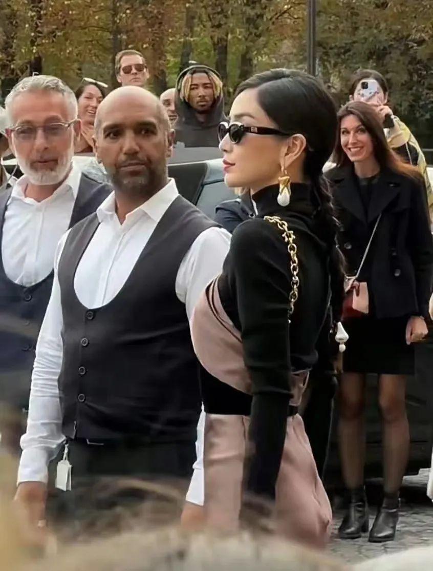 太尴尬!Baby出征巴黎时装周却没外媒关注,待遇还不如95花