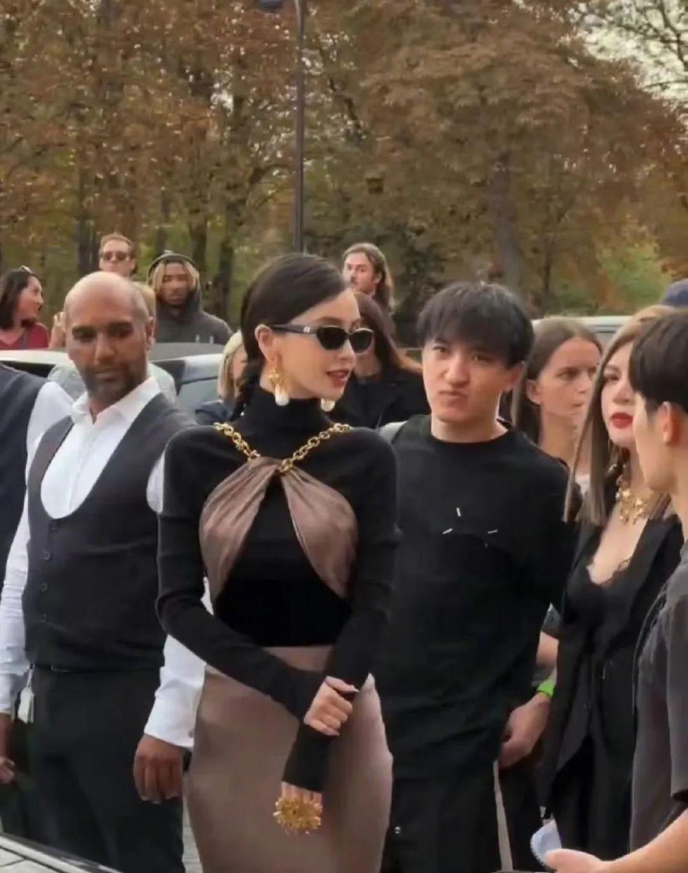 太尴尬!Baby出征巴黎时装周却没外媒关注,待遇还不如95花