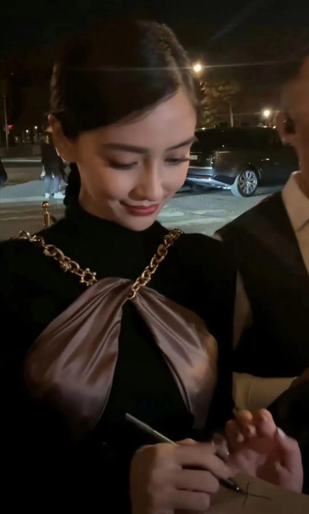 太尴尬!Baby出征巴黎时装周却没外媒关注,待遇还不如95花