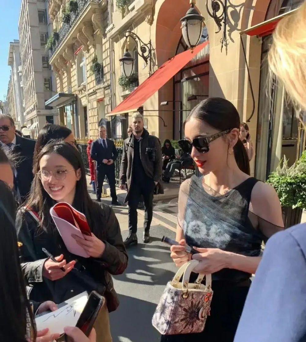 太尴尬!Baby出征巴黎时装周却没外媒关注,待遇还不如95花