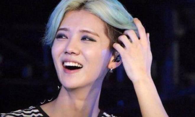 华晨宇演唱会穿“婚纱”惹争议，手提裙摆似少女