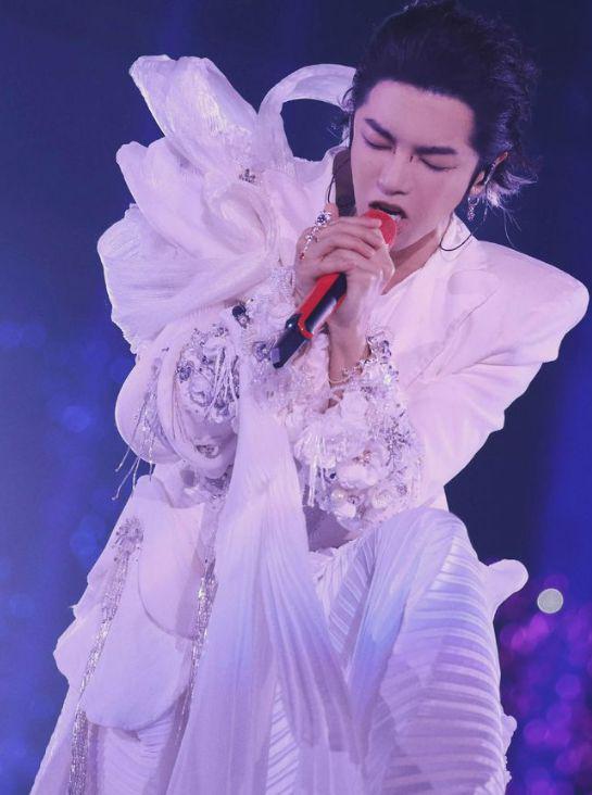 华晨宇演唱会穿“婚纱”惹争议，手提裙摆似少女