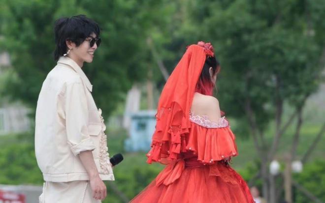 华晨宇演唱会穿“婚纱”惹争议，手提裙摆似少女