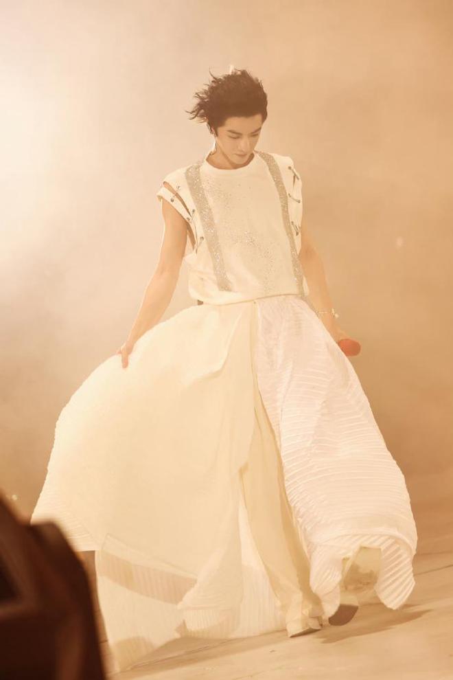 华晨宇演唱会穿“婚纱”惹争议，手提裙摆似少女