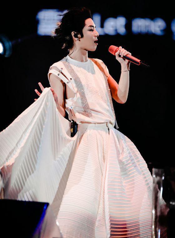 华晨宇演唱会穿“婚纱”惹争议，手提裙摆似少女