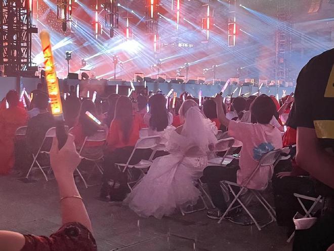 华晨宇演唱会穿“婚纱”惹争议，手提裙摆似少女