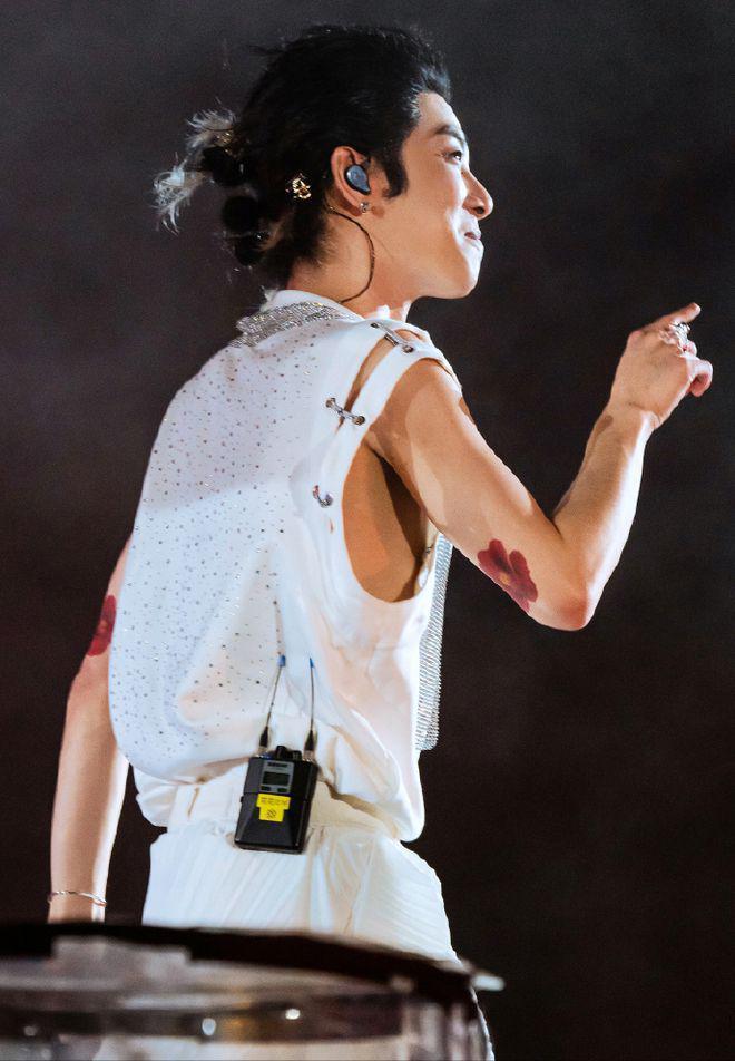 华晨宇演唱会穿“婚纱”惹争议，手提裙摆似少女