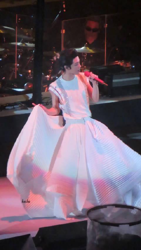 华晨宇演唱会穿“婚纱”惹争议，手提裙摆似少女