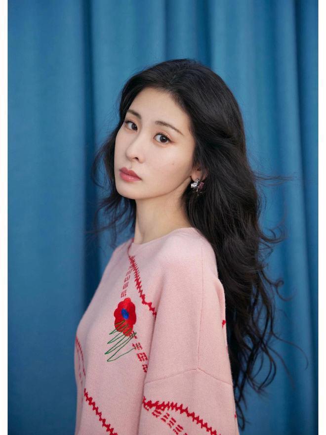 华晨宇演唱会穿“婚纱”惹争议，手提裙摆似少女