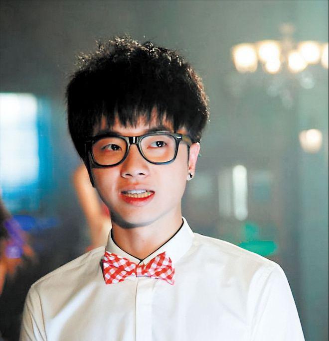 华晨宇演唱会穿“婚纱”惹争议，手提裙摆似少女