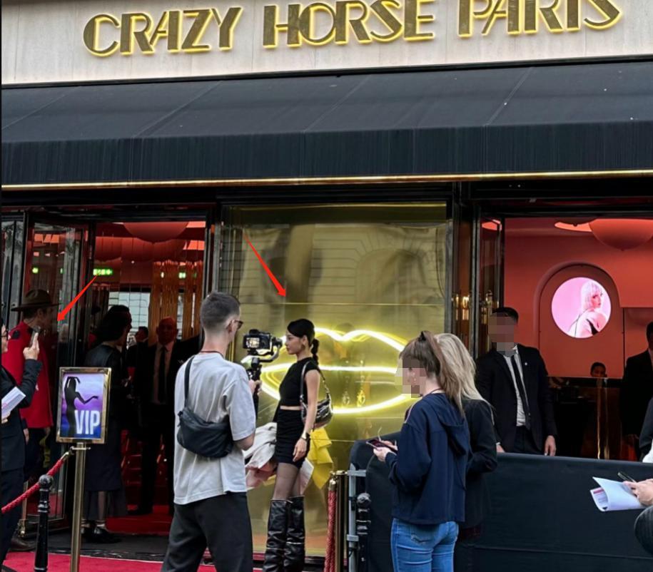 张嘉倪评论区沦陷!看疯马秀被官方认领,本人偷偷删评不敢回应