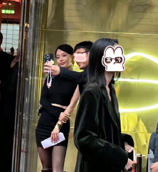 张嘉倪评论区沦陷!看疯马秀被官方认领,本人偷偷删评不敢回应