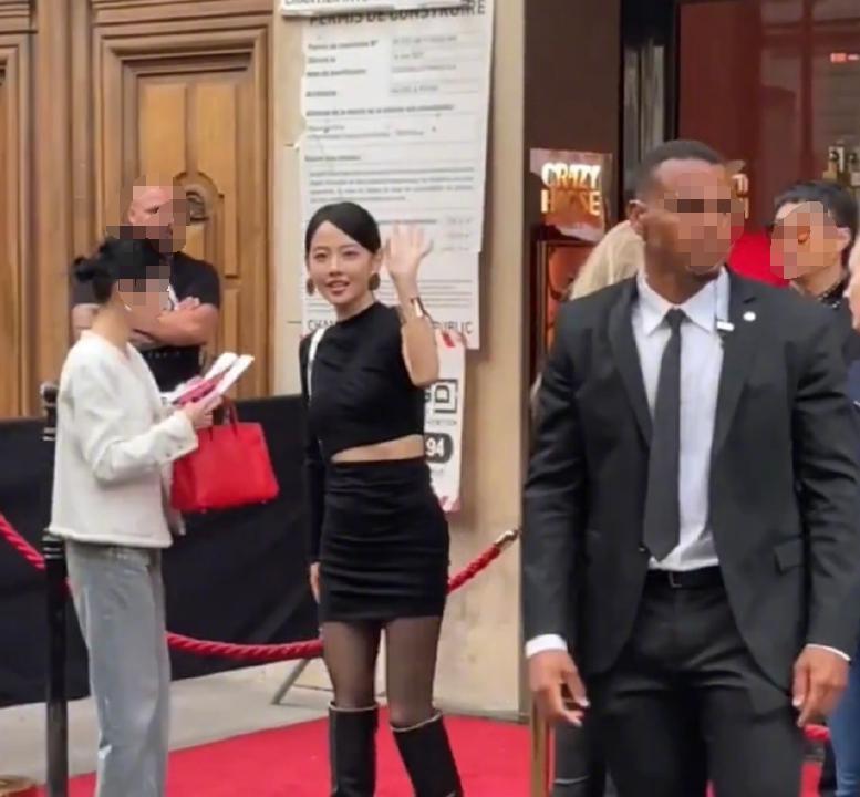 张嘉倪评论区沦陷!看疯马秀被官方认领,本人偷偷删评不敢回应