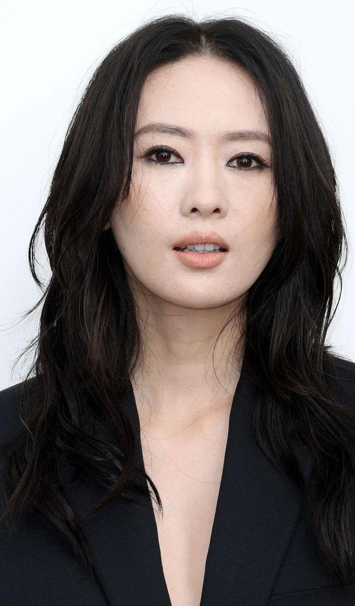 巴黎时装周明星生图:马思纯与精修图差别大,童瑶白鹿妆造拉胯