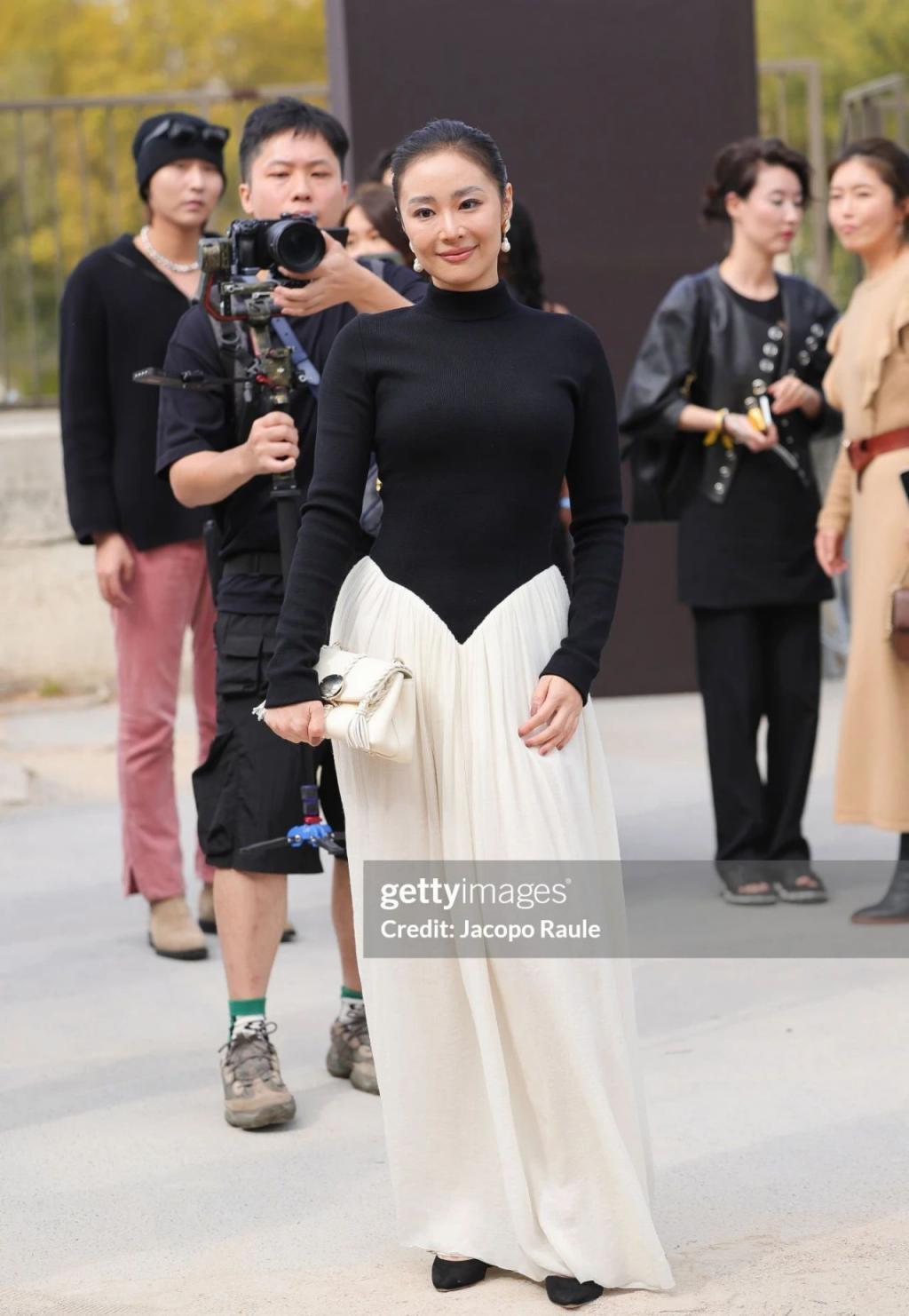 巴黎时装周明星生图:马思纯与精修图差别大,童瑶白鹿妆造拉胯