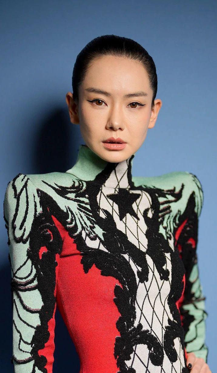 巴黎时装周明星生图:马思纯与精修图差别大,童瑶白鹿妆造拉胯