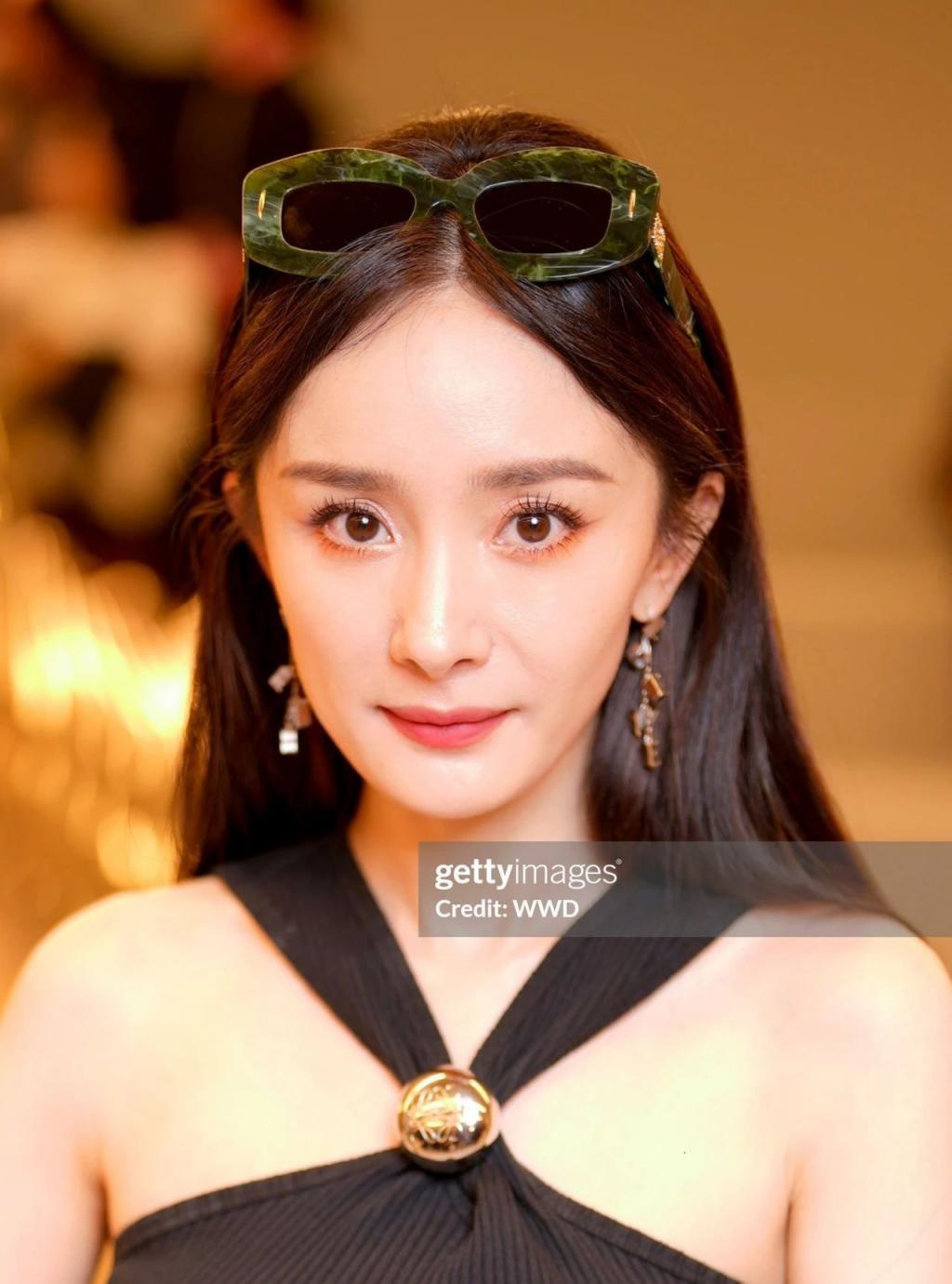 巴黎时装周明星生图:马思纯与精修图差别大,童瑶白鹿妆造拉胯