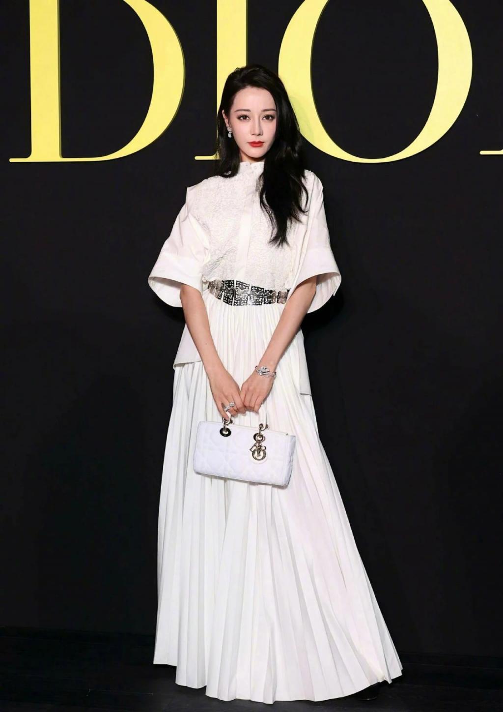 巴黎时装周明星生图:马思纯与精修图差别大,童瑶白鹿妆造拉胯