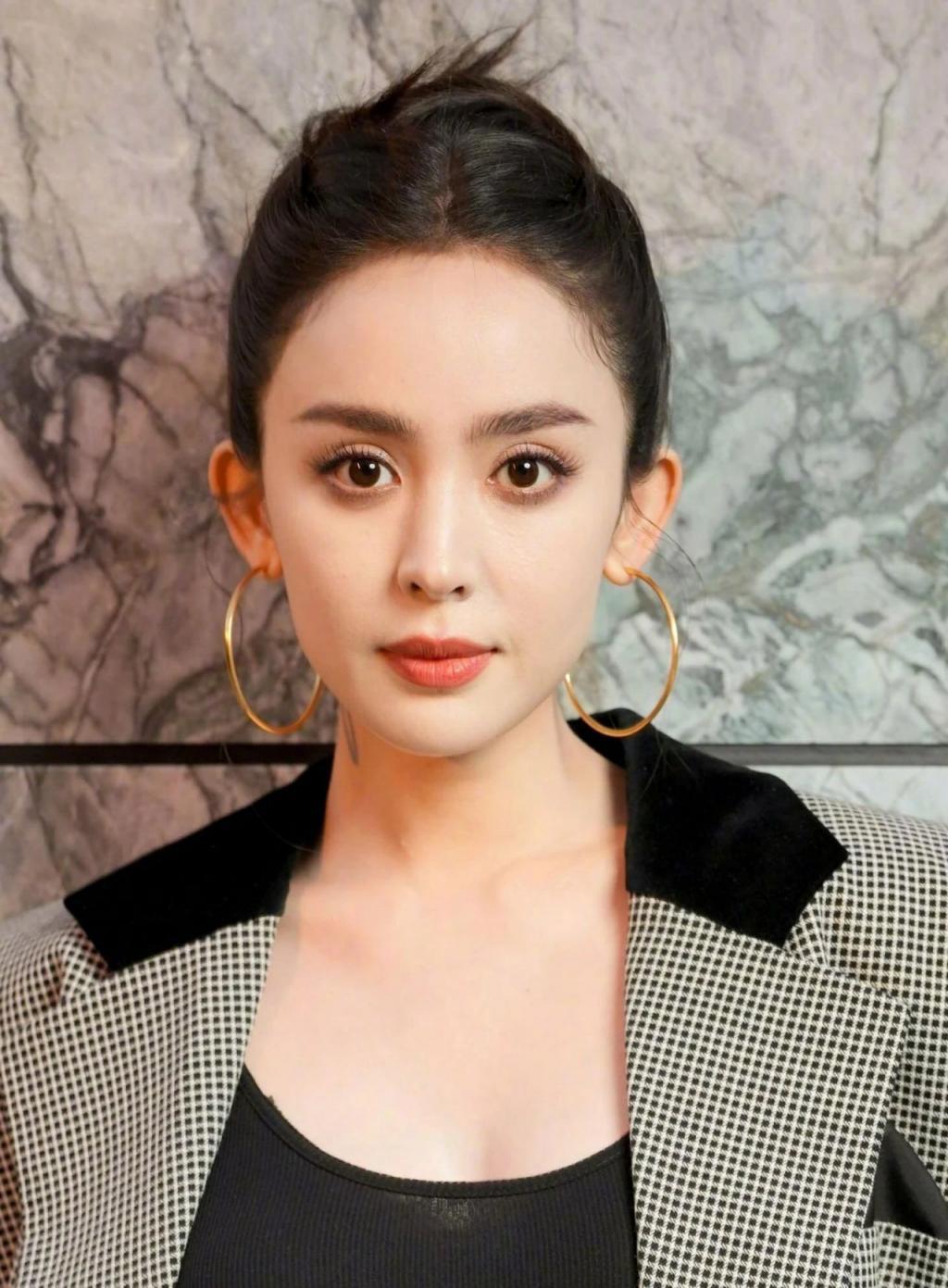 巴黎时装周明星生图:马思纯与精修图差别大,童瑶白鹿妆造拉胯