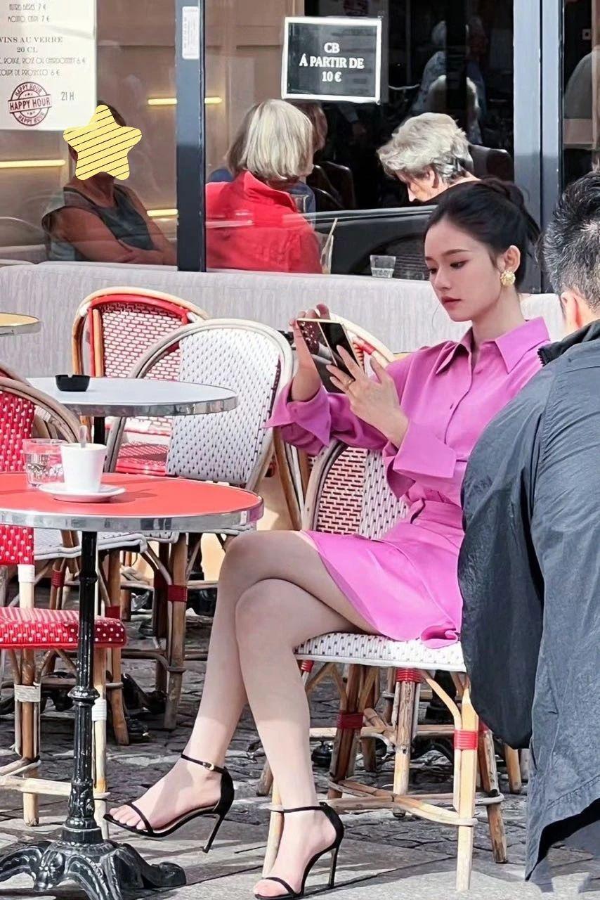 巴黎时装周明星生图:马思纯与精修图差别大,童瑶白鹿妆造拉胯