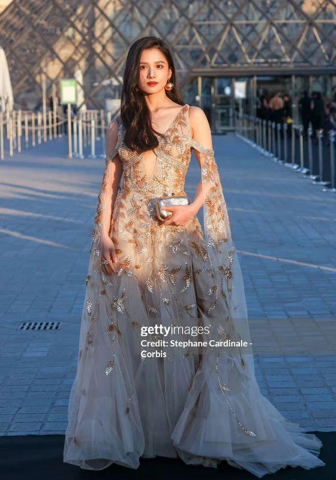 巴黎时装周明星生图:马思纯与精修图差别大,童瑶白鹿妆造拉胯