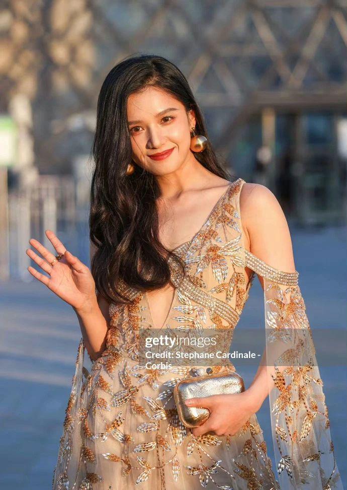 巴黎时装周明星生图:马思纯与精修图差别大,童瑶白鹿妆造拉胯