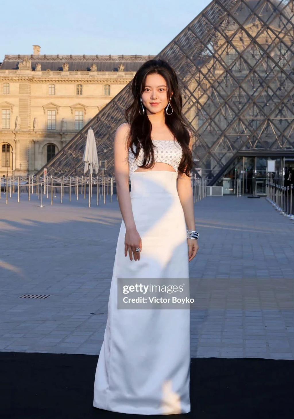 巴黎时装周明星生图:马思纯与精修图差别大,童瑶白鹿妆造拉胯