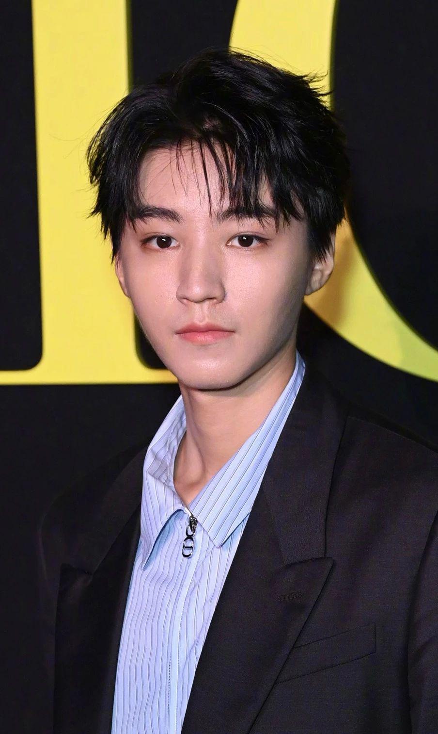 巴黎时装周明星生图:马思纯与精修图差别大,童瑶白鹿妆造拉胯