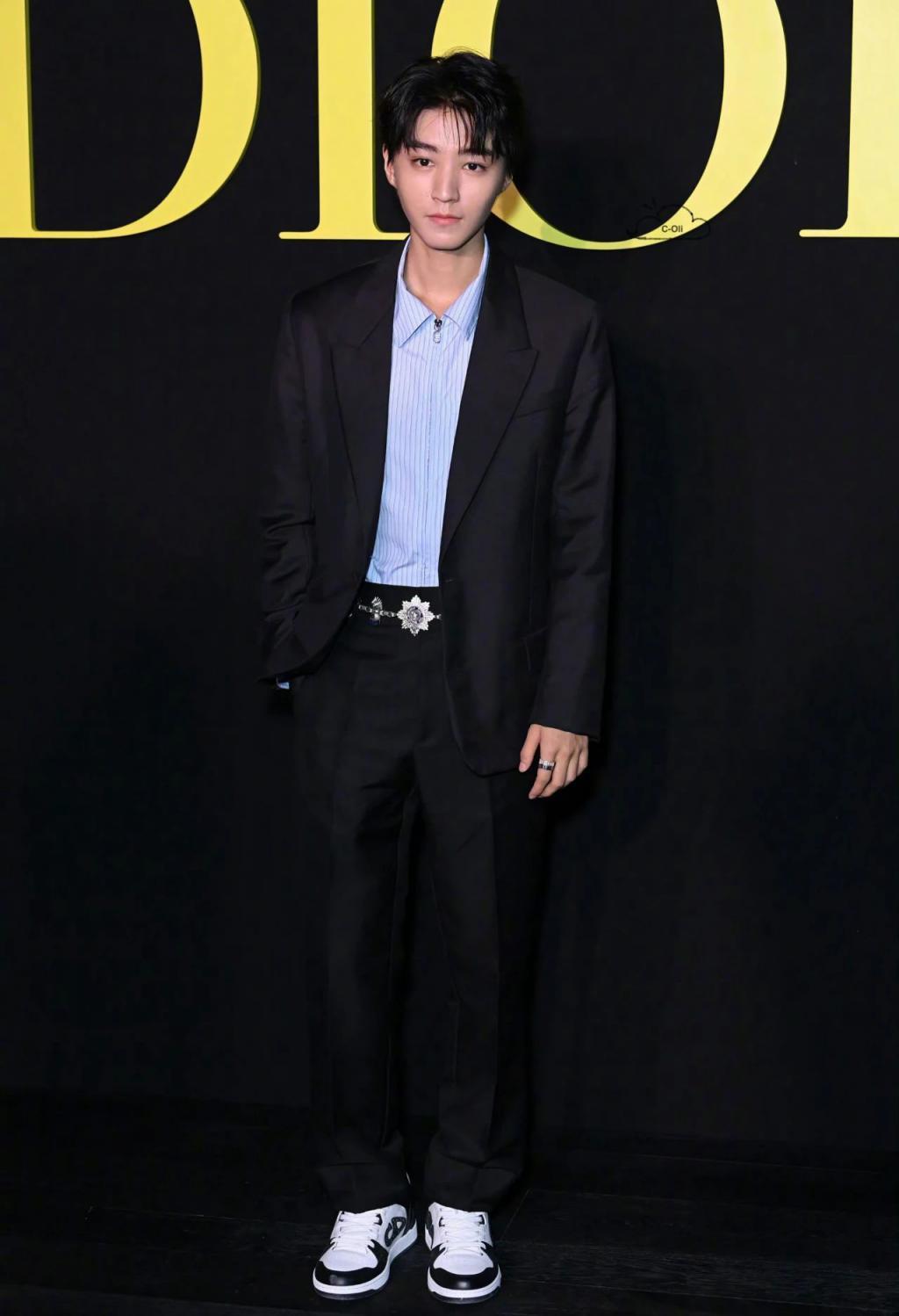 巴黎时装周明星生图:马思纯与精修图差别大,童瑶白鹿妆造拉胯