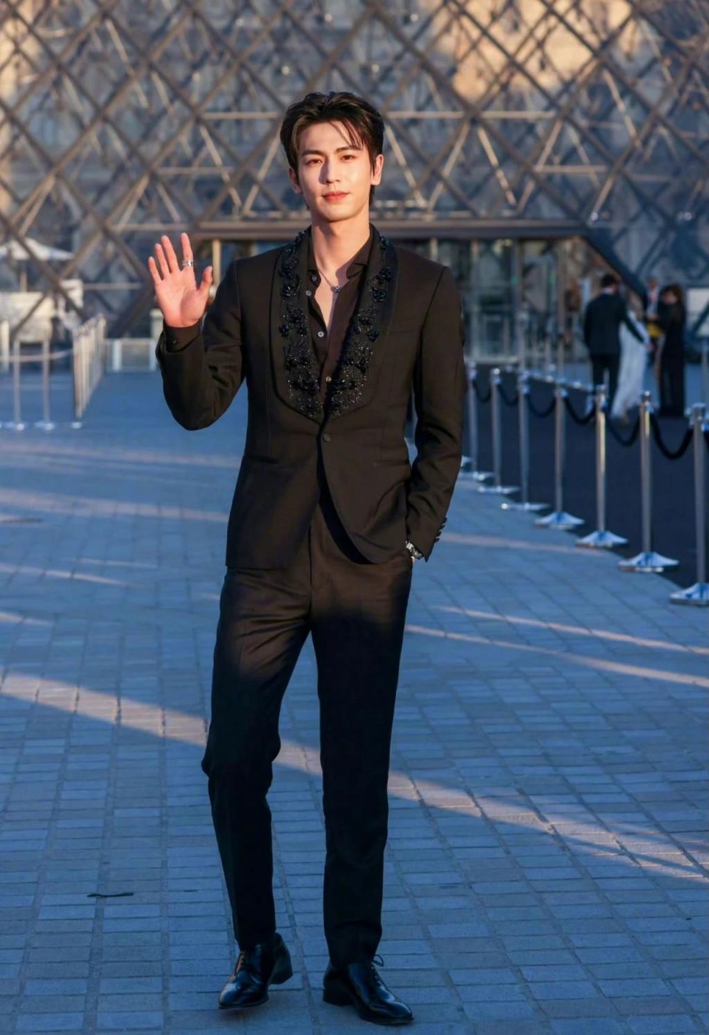 巴黎时装周明星生图:马思纯与精修图差别大,童瑶白鹿妆造拉胯