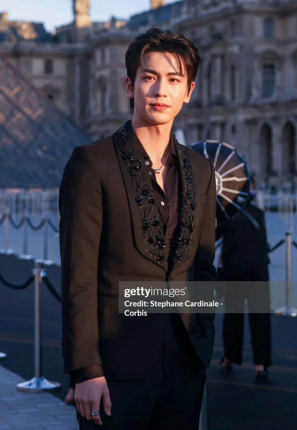 巴黎时装周明星生图:马思纯与精修图差别大,童瑶白鹿妆造拉胯