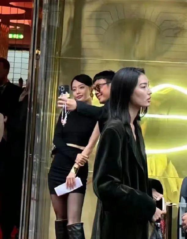 杨颖张嘉倪疯马秀风波升级！全网被骂评论区沦陷，徐娇发声抵制