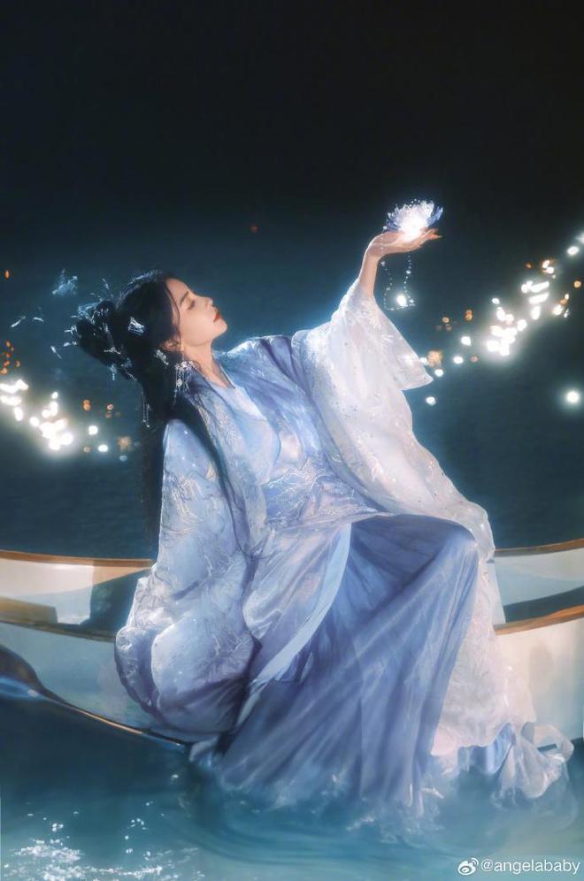 表态依旧是亲人后，黄晓明baby同时送中秋祝福，专注事业受期待