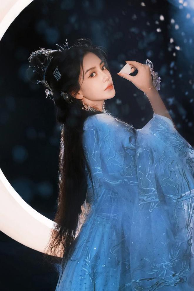 表态依旧是亲人后，黄晓明baby同时送中秋祝福，专注事业受期待