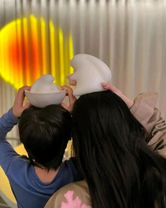 表态依旧是亲人后，黄晓明baby同时送中秋祝福，专注事业受期待